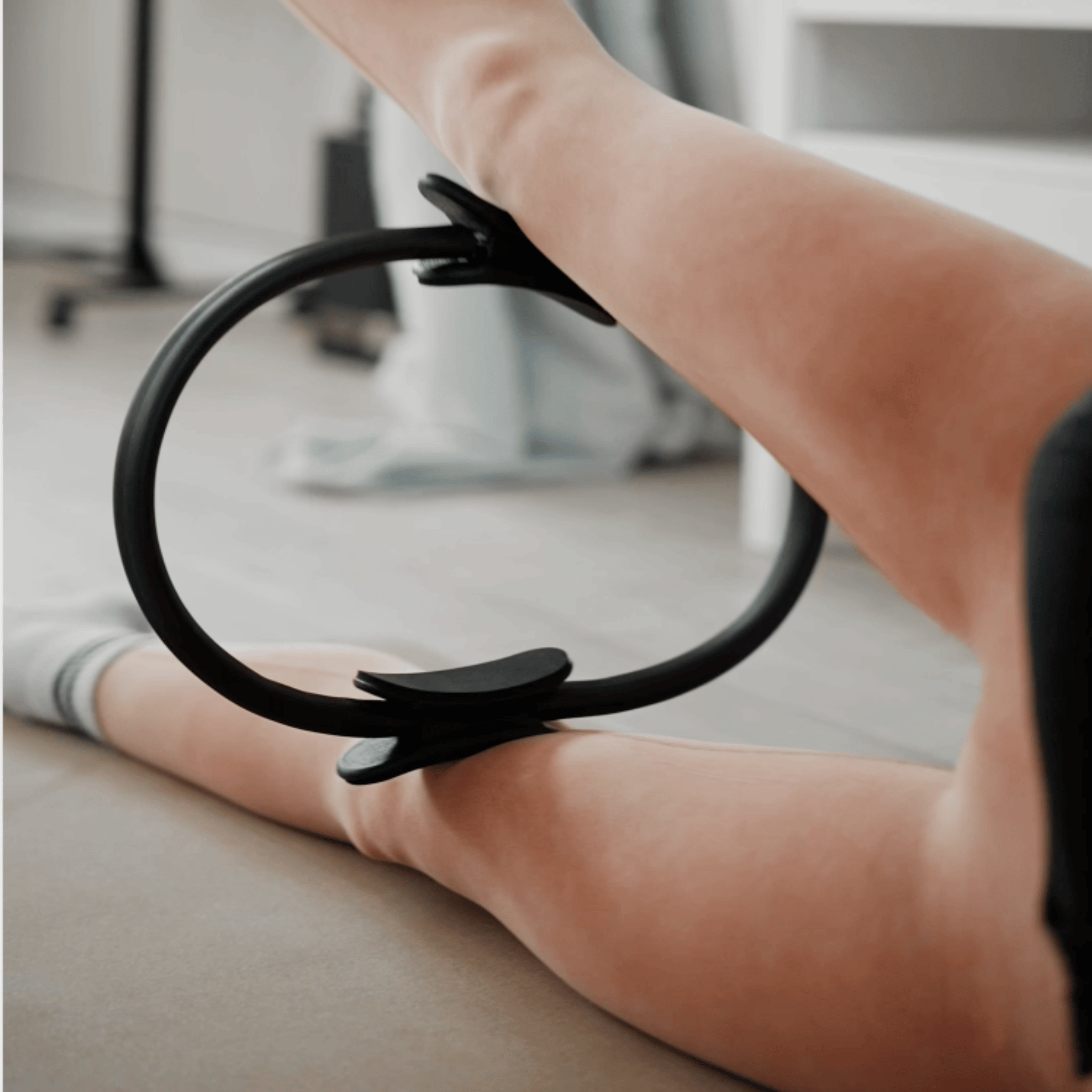deuser-pilates-ring-trainingsring-f-r-brust-arme-und-beine image 2
